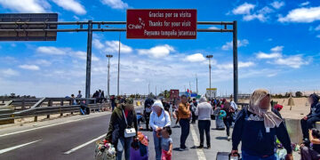Familias extranjeras esperan en el límite la posibilidad de ingresar al Perú. (Foto: La República)
