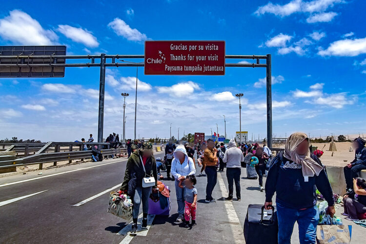 Familias extranjeras esperan en el límite la posibilidad de ingresar al Perú. (Foto: La República)