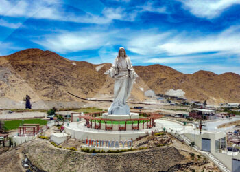 Lo llaman el protector del pueblo de Uchumayo, y constituye un importante punto de interés turístico y religioso.