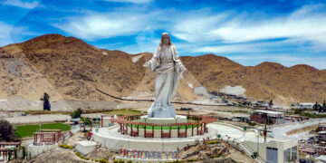 Lo llaman el protector del pueblo de Uchumayo, y constituye un importante punto de interés turístico y religioso.
