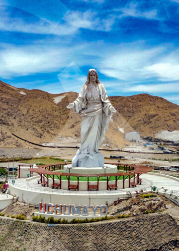 Lo llaman el protector del pueblo de Uchumayo, y constituye un importante punto de interés turístico y religioso.