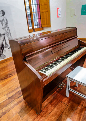 Quino era un melómano y la música formaba parte de su obra. Sentía una gran afición por la música clásica y expresó su amor por los Beatles a través de Mafalda.