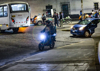 El centro de operaciones de este servicio informal de taxi es el puente Grau, en el Cercado.