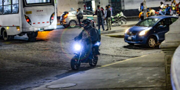 El centro de operaciones de este servicio informal de taxi es el puente Grau, en el Cercado.