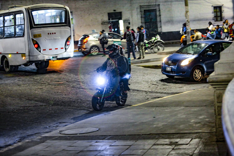 El centro de operaciones de este servicio informal de taxi es el puente Grau, en el Cercado.
