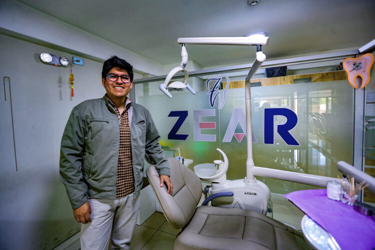 Birjoo Zea inició esta clínica de odontología funcional junto a su hermana Leslie.