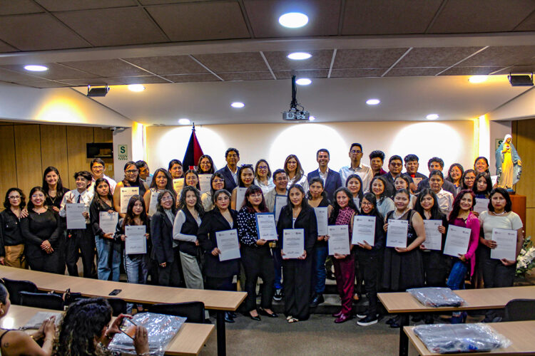 El Centro de Idiomas de la San Pablo certificó a 47 participantes del programa, tanto jóvenes como adultos.