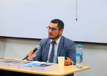 El economista Dante Urbina dio conferencia en la Universidad Católica San Pablo.