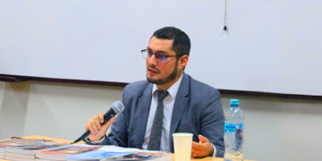 El economista Dante Urbina dio conferencia en la Universidad Católica San Pablo.