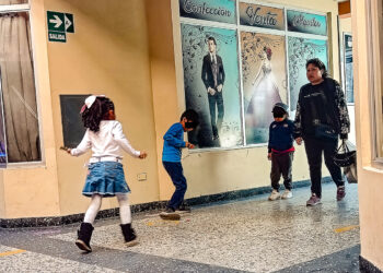 Los hijos de padres que trabajan en alrededores del centro histórico pasan largas horas en la vía pública por falta de recursos y acceso a servicios educativos y recreativos.