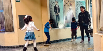 Los hijos de padres que trabajan en alrededores del centro histórico pasan largas horas en la vía pública por falta de recursos y acceso a servicios educativos y recreativos.