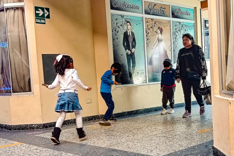 Los hijos de padres que trabajan en alrededores del centro histórico pasan largas horas en la vía pública por falta de recursos y acceso a servicios educativos y recreativos.