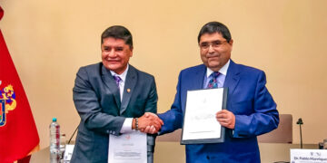 El alcalde de Arequipa, Víctor Hugo Rivera, suscribió un convenio con Pablo Manrique, gerente de la Asociación Cerro Verde.