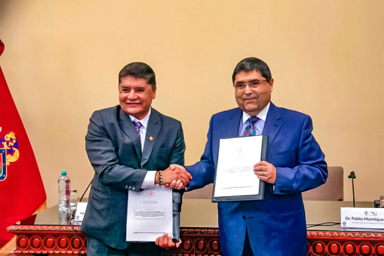 El alcalde de Arequipa, Víctor Hugo Rivera, suscribió un convenio con Pablo Manrique, gerente de la Asociación Cerro Verde.
