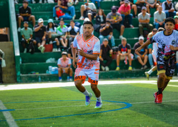 De vuelta a casa. Gustavo Torres (con la indumentaria naranja) sueña con volver al FBC Melgar.