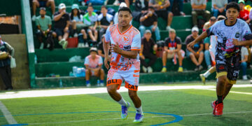 De vuelta a casa. Gustavo Torres (con la indumentaria naranja) sueña con volver al FBC Melgar.