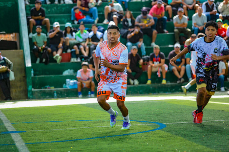 De vuelta a casa. Gustavo Torres (con la indumentaria naranja) sueña con volver al FBC Melgar.