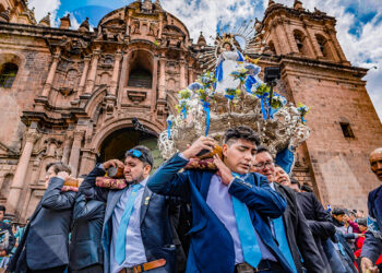 La Virgen sale de la Catedral del Cusco y recorre las calles del Centro Histórico, realizando varias paradas durante su recorrido.