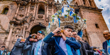La Virgen sale de la Catedral del Cusco y recorre las calles del Centro Histórico, realizando varias paradas durante su recorrido.