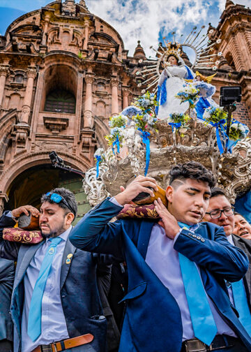 La Virgen sale de la Catedral del Cusco y recorre las calles del Centro Histórico, realizando varias paradas durante su recorrido.