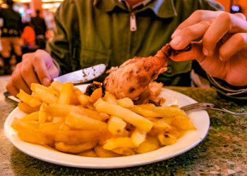 El consumo excesivo de pollo a la brasa puede causar diferentes tipos de cáncer.