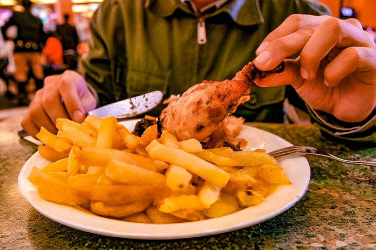 El consumo excesivo de pollo a la brasa puede causar diferentes tipos de cáncer.