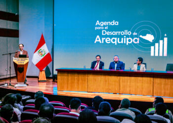 El vicerrector académico de la Universidad Católica San Pablo, Efraín Zenteno, invocó a todos los actores sociales de Arequipa para implementar este proyecto de desarrollo regional.
