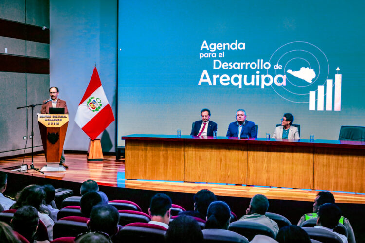 El vicerrector académico de la Universidad Católica San Pablo, Efraín Zenteno, invocó a todos los actores sociales de Arequipa para implementar este proyecto de desarrollo regional.