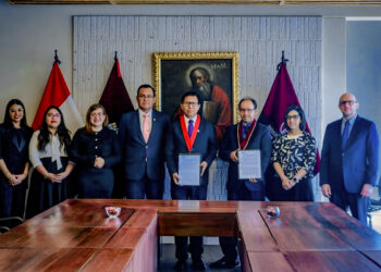 Nicolás Iscarra Pongo, presidente de la Corte Superior de Justicia de Arequipa y Efraín Zenteno Bolaños, vicerrector académico de la UCSP, firmaron el convenio.
