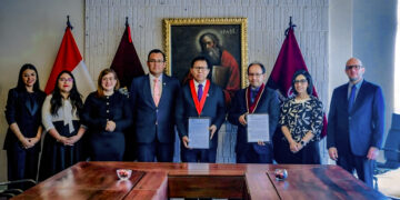 Nicolás Iscarra Pongo, presidente de la Corte Superior de Justicia de Arequipa y Efraín Zenteno Bolaños, vicerrector académico de la UCSP, firmaron el convenio.