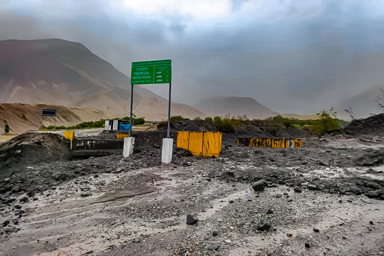 Puente fue arrastrado y varios poblados quedaron incomunicados.