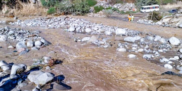 En Quiqacha (Caravelí), el aumento del caudal del río, junto con el arrastre de piedras, restringió el paso de vehículos.