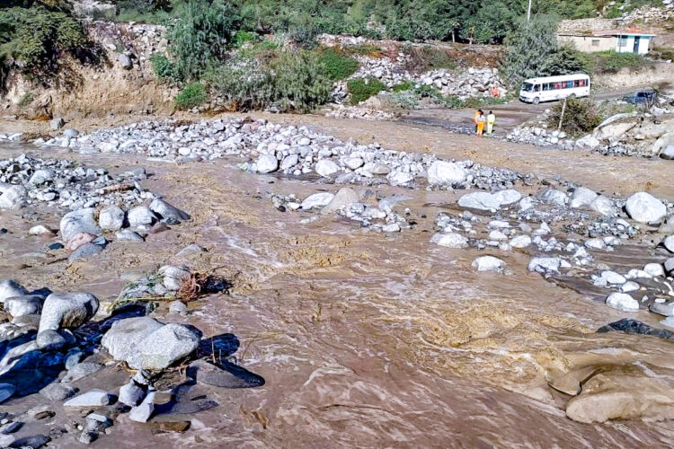 En Quiqacha (Caravelí), el aumento del caudal del río, junto con el arrastre de piedras, restringió el paso de vehículos.