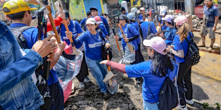 Integrantes de la San Pablo participan en campañas de limpieza en zonas afectadas por los huaycos.