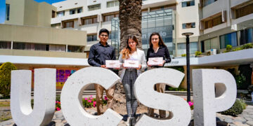 Estudiantes de Administración de Negocios de la San Pablo que lograron el primer lugar en competencia internacional.