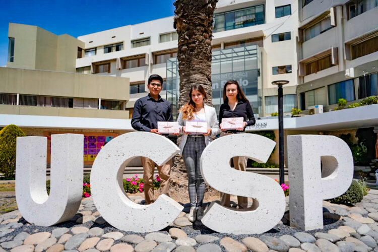 Estudiantes de Administración de Negocios de la San Pablo que lograron el primer lugar en competencia internacional.