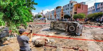 Una moderna camioneta quedó volcada de costado frente a los edificios del complejo habitacional Flora Tristán.
