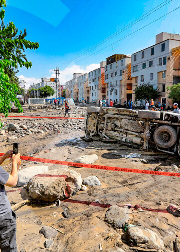 Una moderna camioneta quedó volcada de costado frente a los edificios del complejo habitacional Flora Tristán.