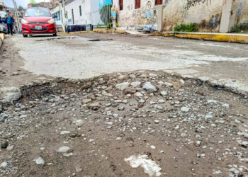 Los huecos en las vías de todos los distritos no solo provocan gastos en los transportistas por reparaciones y mantenimiento, sino que también generan inseguridad vial.