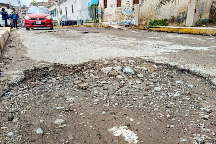 Los huecos en las vías de todos los distritos no solo provocan gastos en los transportistas por reparaciones y mantenimiento, sino que también generan inseguridad vial.