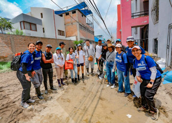Antes de la ardua labor, los estudiantes y administrativos de la universidad perennizan este momento de solidaridad.
