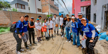 Antes de la ardua labor, los estudiantes y administrativos de la universidad perennizan este momento de solidaridad.