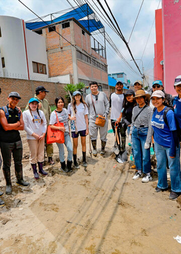 Antes de la ardua labor, los estudiantes y administrativos de la universidad perennizan este momento de solidaridad.