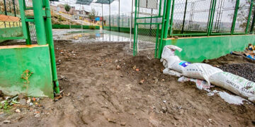 Vecinos tuvieron que desviar el paso de las lluvias hacia una losa deportiva para evitar la inundación de sus viviendas.