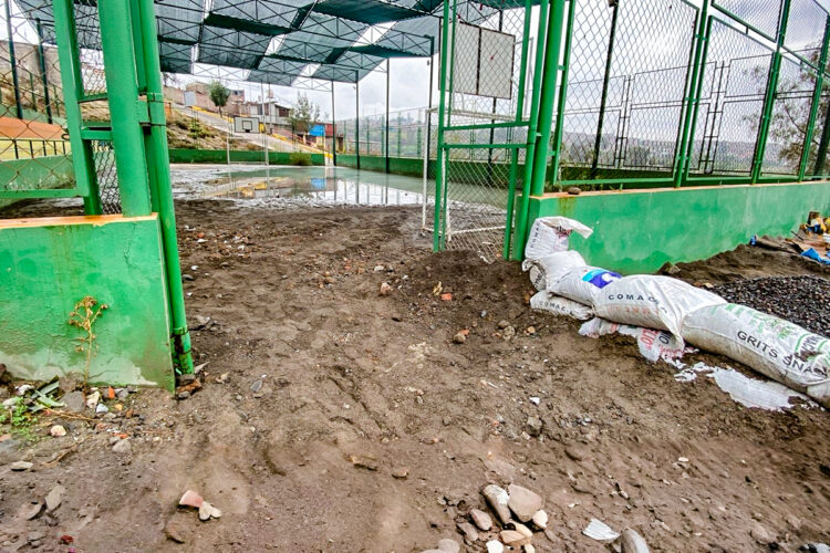 Vecinos tuvieron que desviar el paso de las lluvias hacia una losa deportiva para evitar la inundación de sus viviendas.