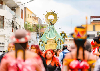 A la salida de la sagrada imagen, cientos de fieles se acercan a su anda mostrando su fe y devoción.