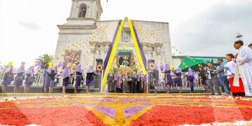 Con alfombras y pétalos de rosas adornaron la salida del patrono paucarpatino en su primer recorrido.