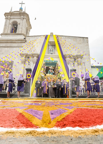 Con alfombras y pétalos de rosas adornaron la salida del patrono paucarpatino en su primer recorrido.