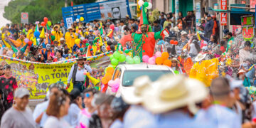 Este año, el tradicional carnaval loncco caymeño contó con la participación de diez comparsas.