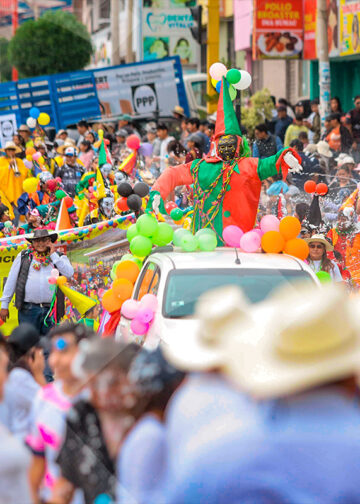 Este año, el tradicional carnaval loncco caymeño contó con la participación de diez comparsas.